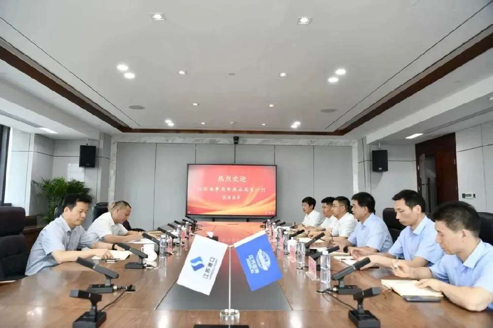 江蘇海事局副局長黃燕品一行蒞臨江蘇遠(yuǎn)洋檢查指導(dǎo)安全生產(chǎn)工作