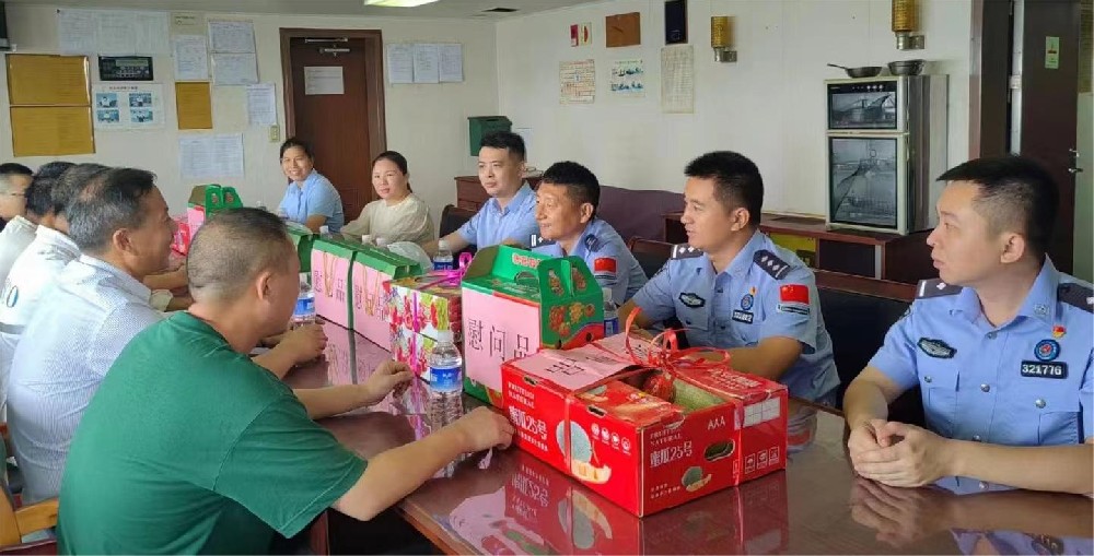 端午情深送溫暖 船岸同心筑和諧 廣西防城邊檢與互錦物流聯(lián)合慰問(wèn)“江遠(yuǎn)泰州”輪